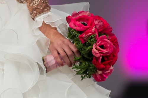 Bouquet de mariée rond, pavots roses fuchsia.
