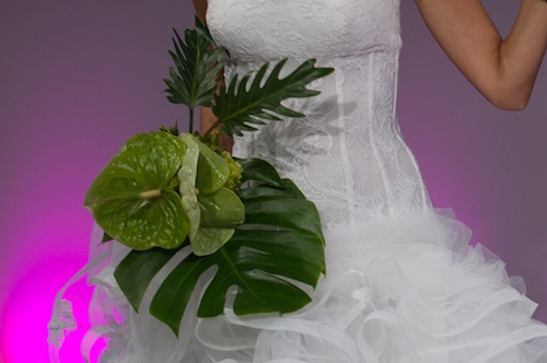 Bouquet de mariée fait de plantes vertes.