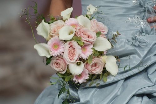 Bouquet de mariée rond dans les couleurs rose et blanc.