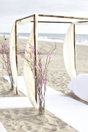 arche nuptiale en bambou décorée de draps blanc