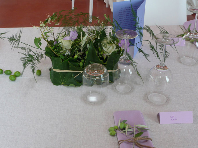 décoration de table de mariage avec des végétaux qui amènent une part de nature à la fêtes